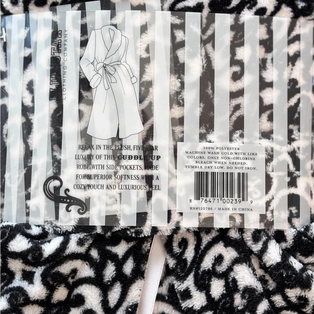 Deluxe Plush Black and White Sherpa Robe - Picture 4 of 4